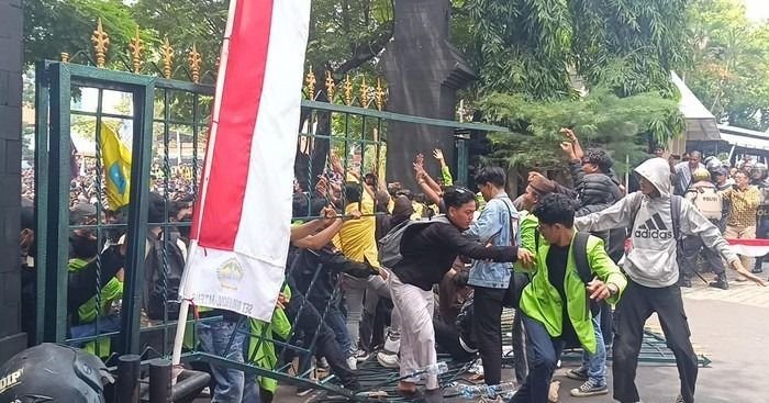 Massa Aksi Tolak RUU Pilkada Jebol Pagar DPR