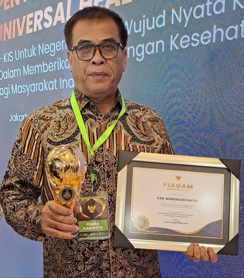 Bupati Madina Terima Penghargaan UHC Award 2024