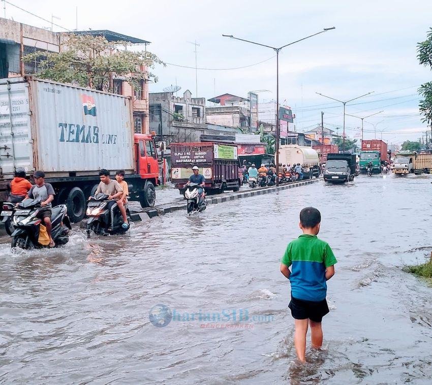 Hujan Deras, Jalan KL Yos Sudarso Medan Labuhan Terendam Banjir