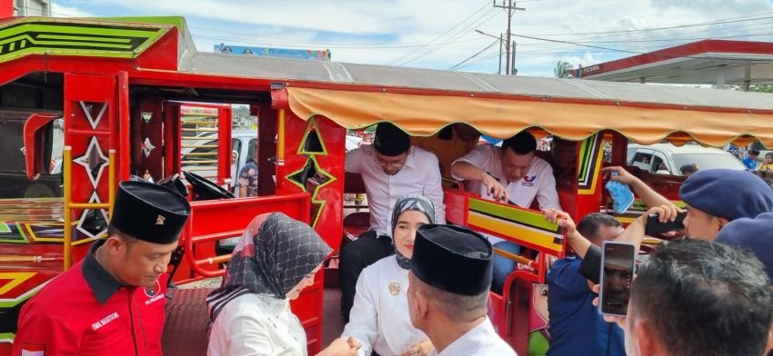 Ribuan Warga Hantarkan Balon Bupati-Wakil Bupati Labusel Fery-Syahdian Naik Odong-odong Mendaftar ke KPUD