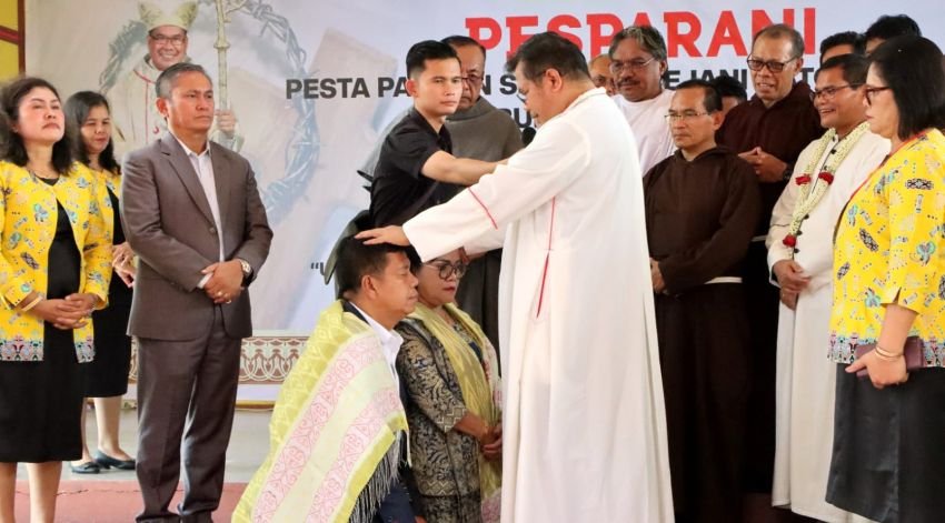 Bupati Simalungun Terima Pemberkatan dari Uskup Agung Medan