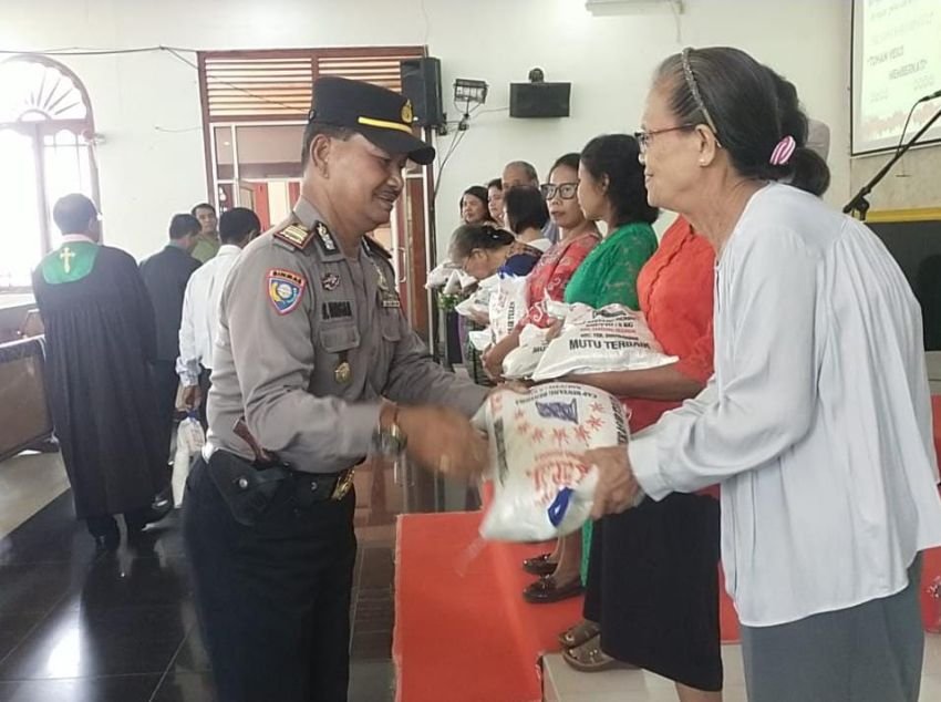 Polres Tebingtinggi Berikan Bantuan Sosial kepada Jemaat GKPI