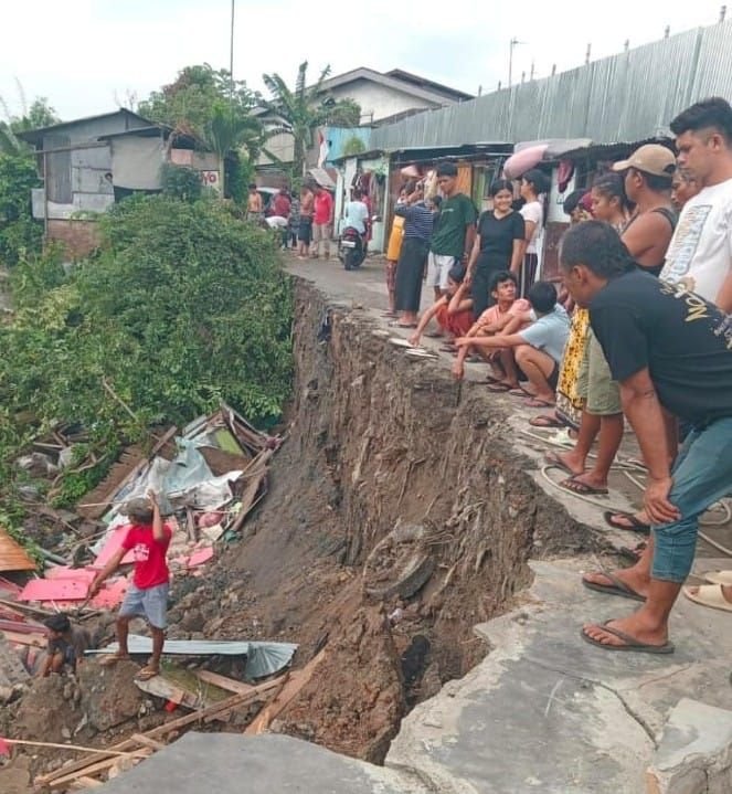 Bantaran Sungai Deli di Tanjung Mulia Longsor