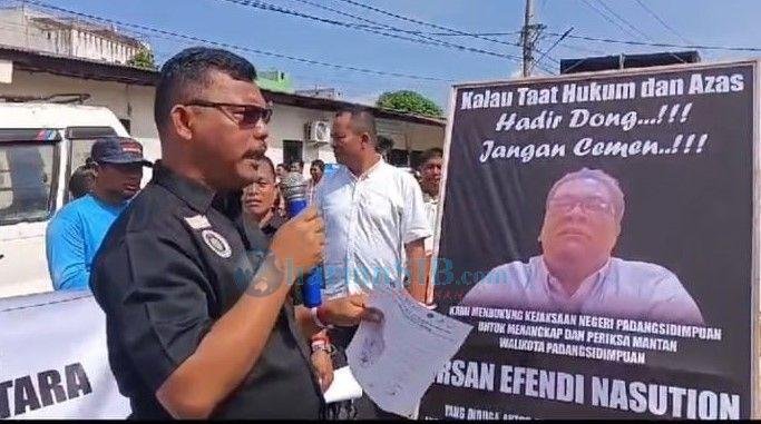 Ratusan Orang Unjukrasa di Kejari Padangsidimpuan