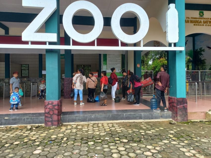 Warga Manfatkan Libur 17-an dengan Mengunjungi Medan Zoo