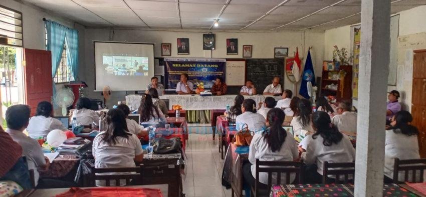 Guru SMP Bidang Studi Matematika dan IPA di Jorlanghataran Dilatih Manfaatkan AI