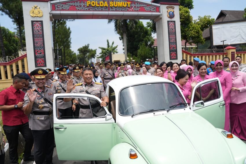 Naik Mobil Kodok, Komjen Pol Agung Tinggalkan Polda Sumut