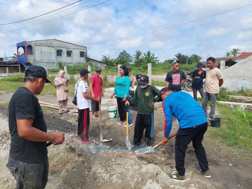 Respon Keluhan Warga, Lurah Sirantau Perbaiki Badan Jalan Berlobang di Tanjungbalai