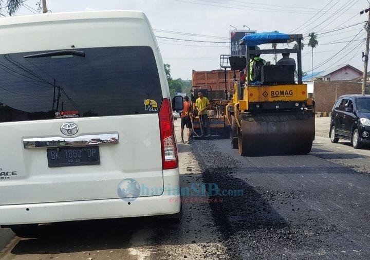 Jelang Kedatangan Presiden, Pengaspalan Jalan di Kawasan Pintu Masuk Keluar Tol Sinaksak Dikebut