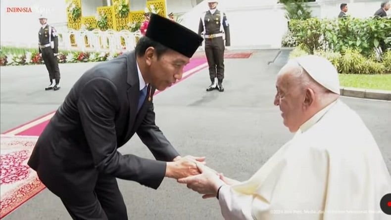 Jokowi Sambut Kedatangan Paus Fransiskus di Istana