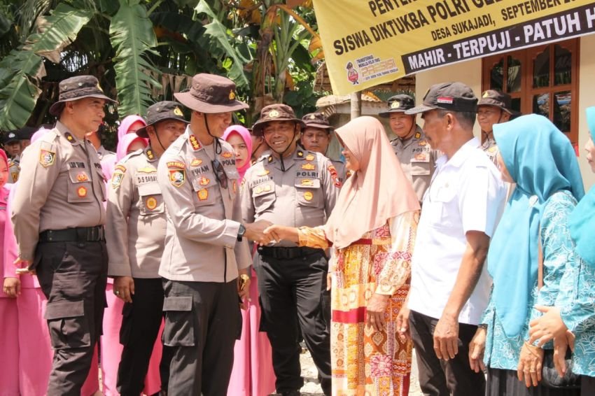 Siswa SPN Hinai Polda Sumut Bedah Rumah Seorang Ibu