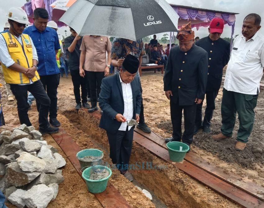 Bupati Simalungun Letakkan Batu Pertama Pembangunan Stadion Mini di Pamatangraya