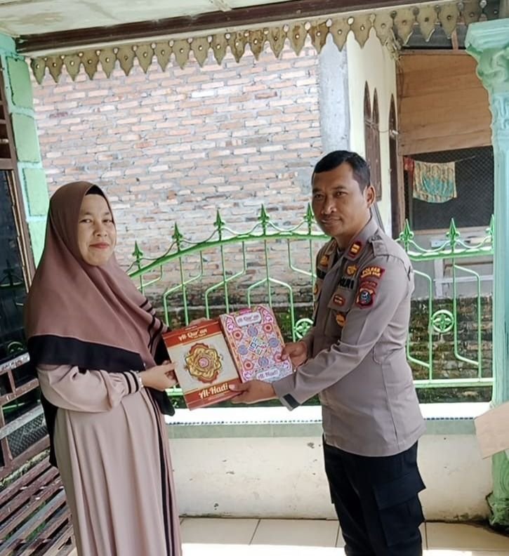 Kapolsek Teluk Nibung Beri Bantuan 50 Al-Quran ke TPA Baiturahman Kota Tanjungbalai