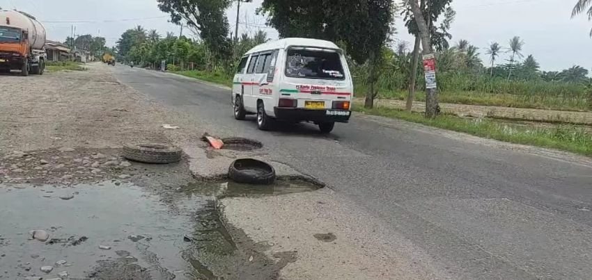 Lubang Menganga di Jalinsum Teluk Mengkudu Sergai Ancam Keselamatan Pengendara