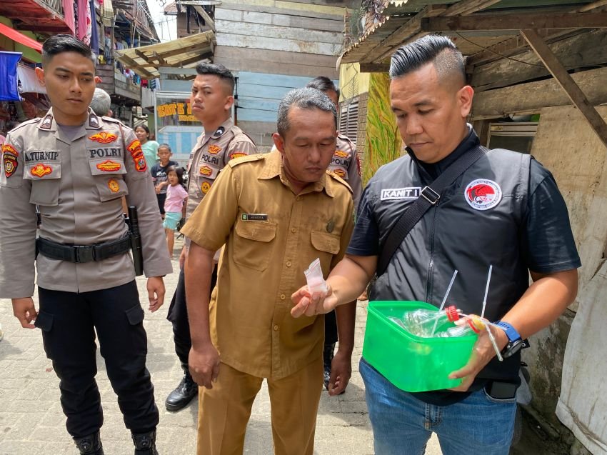 Satres Narkoba Bekuk Seorang Pengedar dan 3 Pengguna Narkoba di Kampung Badur