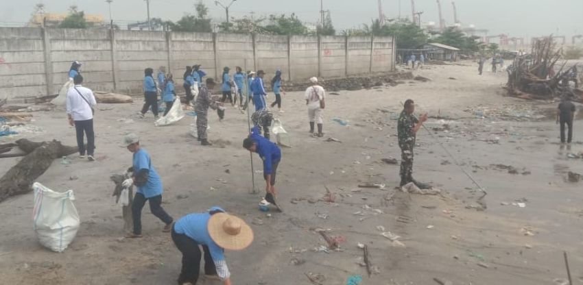 Polres Belawan, TNI dan HNSI Aksi Bersih Pantai di Gabion Belawan