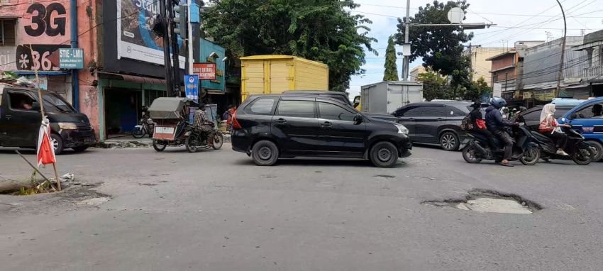 2 Lubang di Jalan Selamat Ketaren dan Letda Sujono Ancam Keselamatan Pengguna Jalan