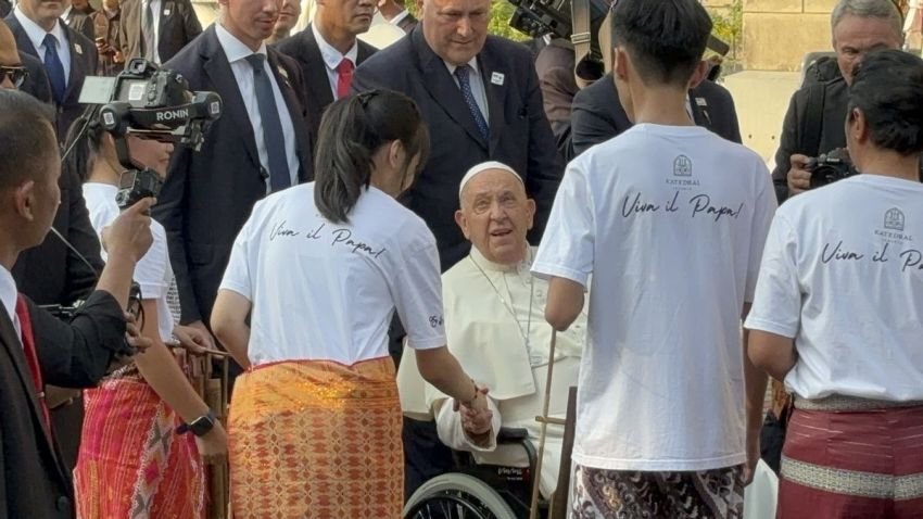 Alunan Musik Angklung Sambut Kedatangan Paus Fransiskus di Gereja Katedral