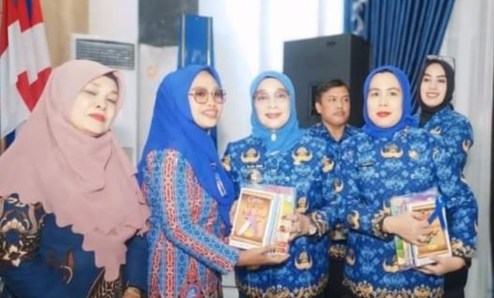 Plt Bupati Labuhanbatu Serahkan 383 Buku Bacaan Anak TK dan Raudhatul Athfal