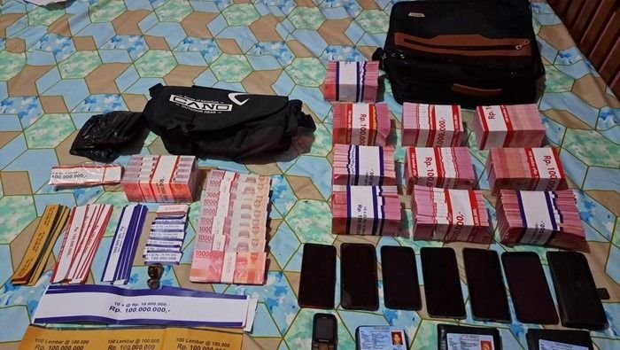 Polisi Gerebek Percetakan Uang Palsu Rp1,2 Miliar di Bekasi, 10 Tersangka Ditangkap