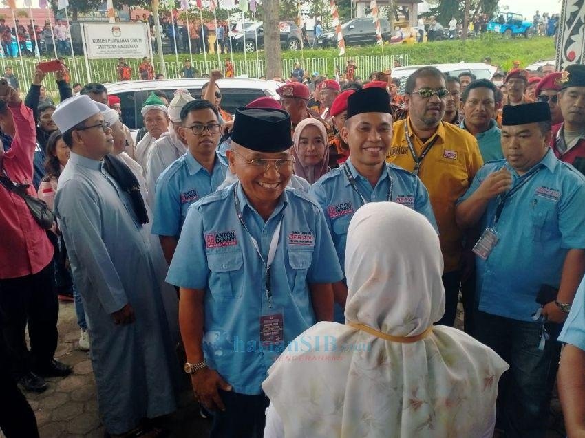 Simpatisan Antar Anton-Benny ke KPU Simalungun Undi Nomor Urut