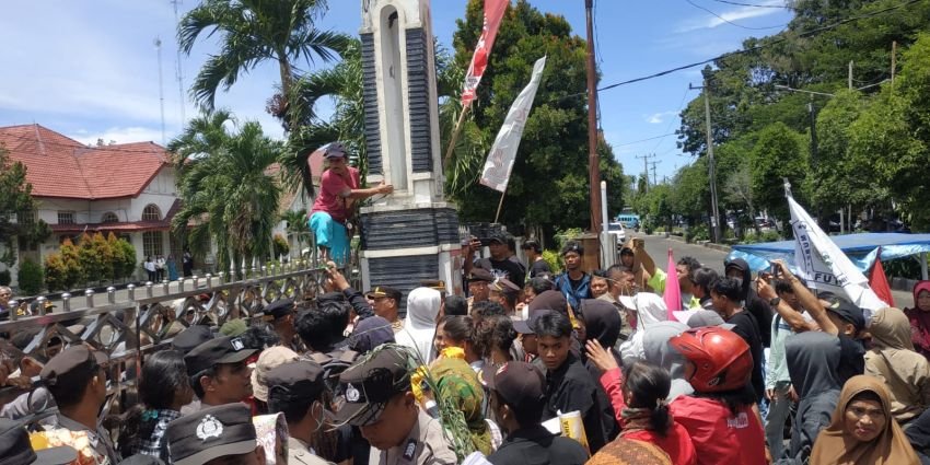 Aksi Unjuk Rasa Saling Dorong, Massa FUTASI Dobrak dan Panjat Pagar DPRD Pematangsiantar