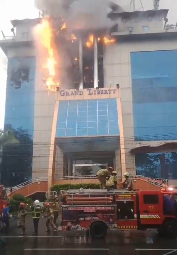 Hotel Grand Liberty Medan Terbakar, Seorang Pria yang Terjebak di Dalam Berhasil Dievakuasi