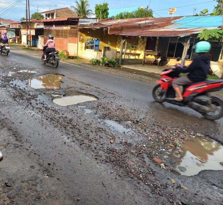 Lubang Menganga Ancam Keselamatan Pengendara di Jalan Pintu Air IV