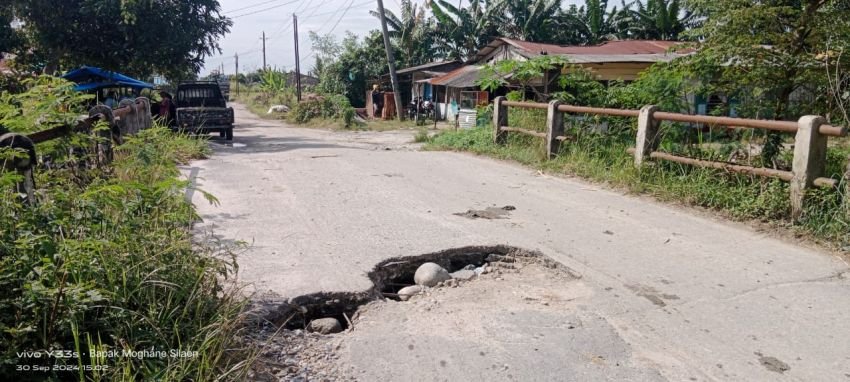 Jembatan Berlubang di Desa Gelam Sei Serimah Sergai Cemaskan Pengguna Jalan