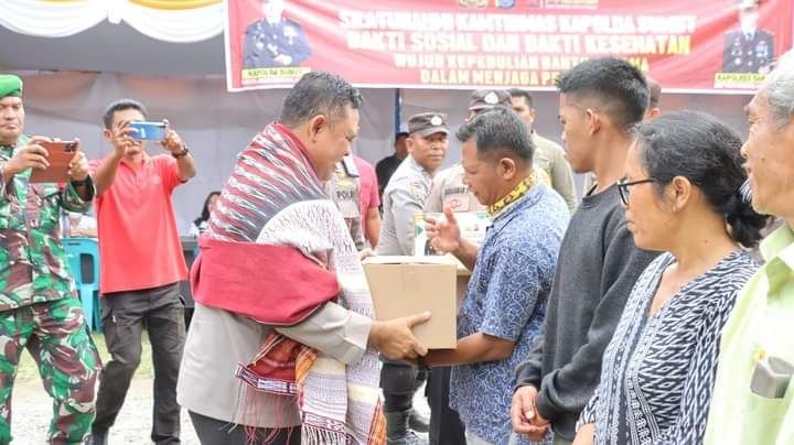 Kapolda Sumut Berikan 1.500 Paket Sembako Bakti Sosial kepada Warga di Simanindo