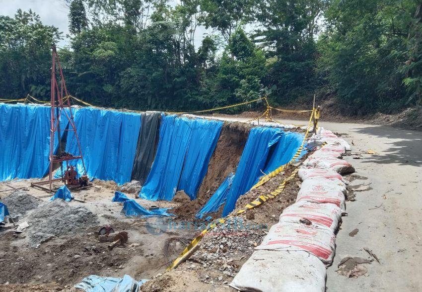 Warga Soroti Proyek Penanganan Jalan Longsor di Bahbiru Simalungun