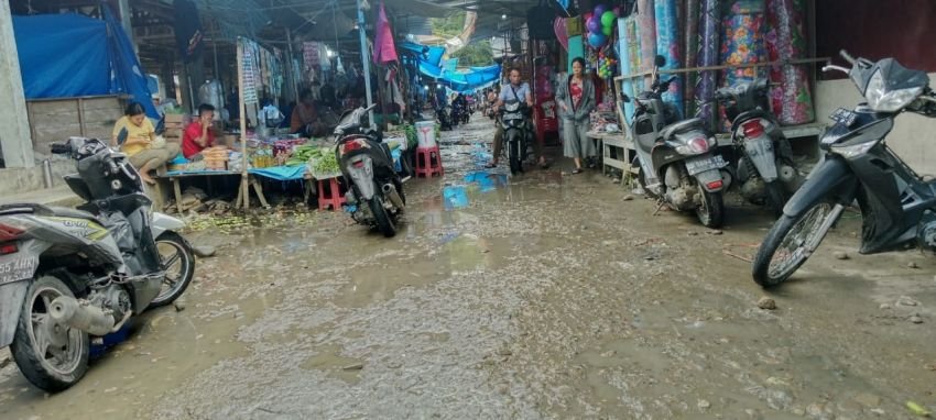 Warga Keluhkan Pekan Tetehosi Idanogawo Sering Berlumpur