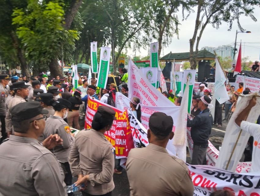 Kelompok Tani Berjuang Murni Unjuk Rasa ke DPRD SU Tuntut Pemerintah "Ganyang" Mafia Tanah