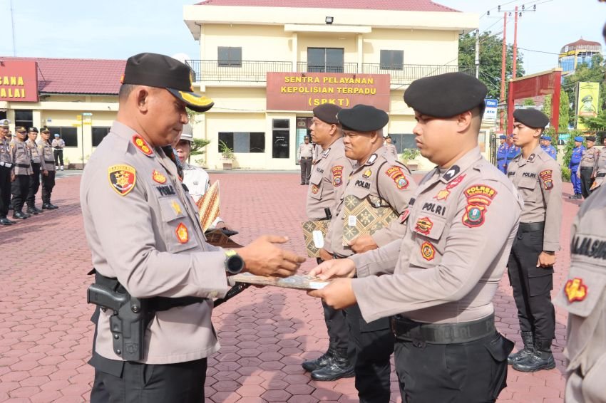 Kapolres Tanjungbalai Beri Penghargaan kepada Personel Berprestasi