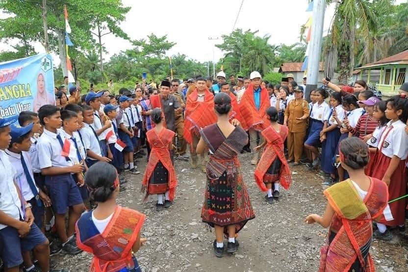 Bupati Labura Resmikan Pemakaian Listrik di Desa Sungai Apung