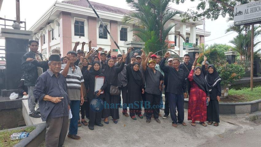 Puluhan Lansia Kampung Banjaran Desa Cinta Raja Harapkan Putusan Adil dari PT Medan Terkait Sengketa Tanah