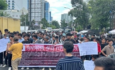 Massa Aliansi Mahasiswa dan Masyarakat Peduli Demokrasi Unjukrasa di KPU Sumut