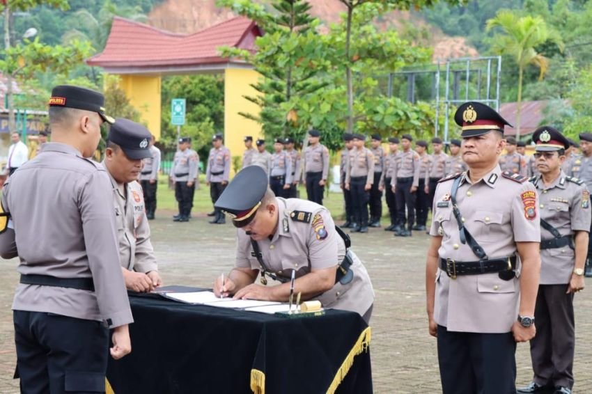 Kapolres Tapteng Pimpin Sertijab Tiga Kapolsek