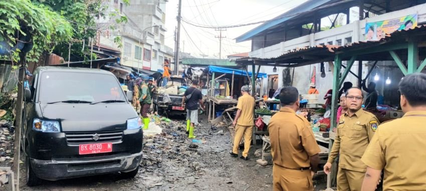 Tindaklanjuti Instruksi Pj Wali Kota, Dinas LH Bersihkan Tumpukan Sampah di Pasar Inpres Tebingtinggi