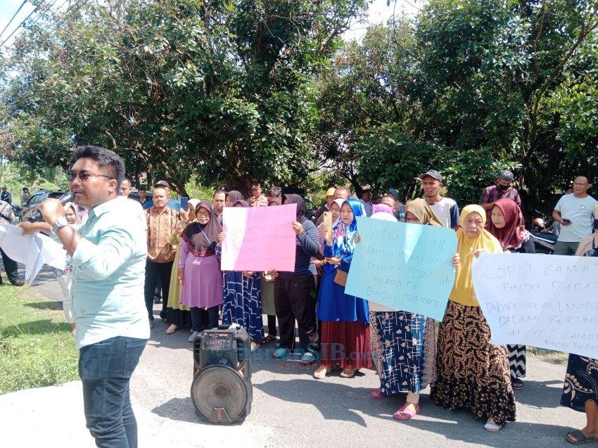 Minta Cafe Tuak Ditutup, Puluhan Emak-emak Geruduk Kantor Camat Binjai Barat