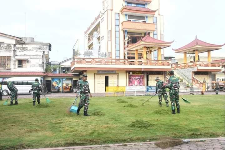 Sambut HUT Ke-79 TNI AL, Lanal TBA Aksi Bersih Vihara Tri Ratna Tanjungbalai