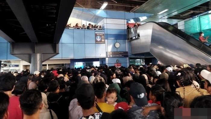 Antrean Panjang di Stasiun Juanda, Penumpang Alami Sesak Napas dan Terinjak