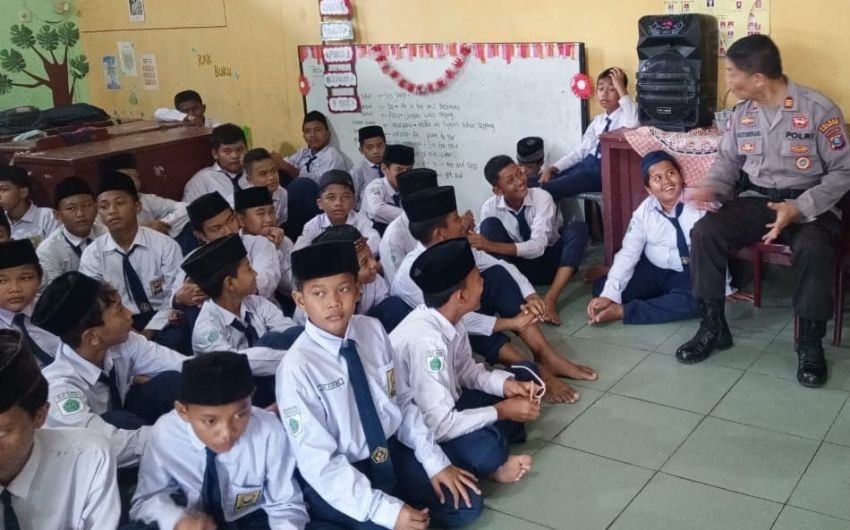 Polsek Medan Labuhan Penyuluhan Bahaya Kenakalan Remaja di SMP Ibnu Halim