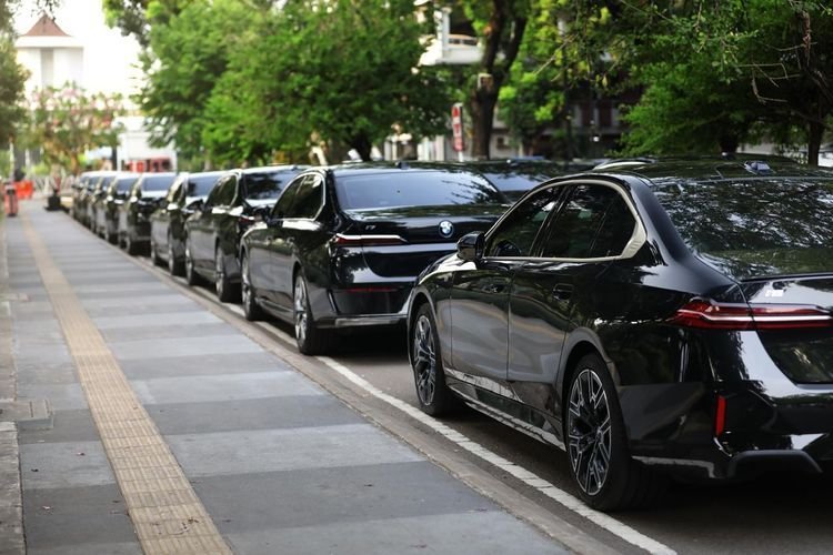 BMW Siapkan 45 Sedan Listrik Termewah di Pelantikan Presiden Prabowo