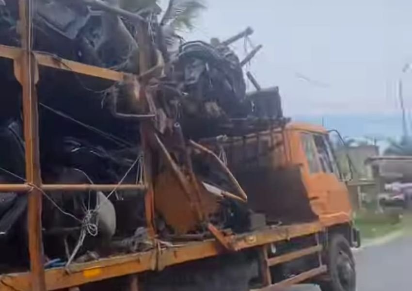 Truk Bawa Sepeda Motor dan Roti Tabrakan di Jalinsum Guntingsaga Labura