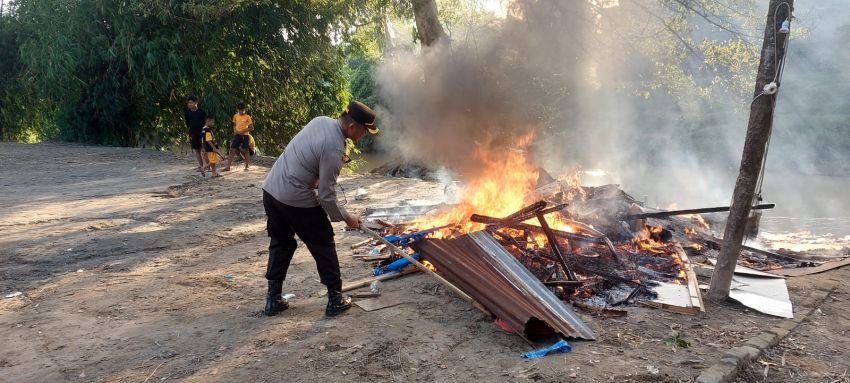 Polsek Sunggal Bakar Sejumlah Gubuk Milik Pengedar dan Pecandu Narkoba di Klambir V