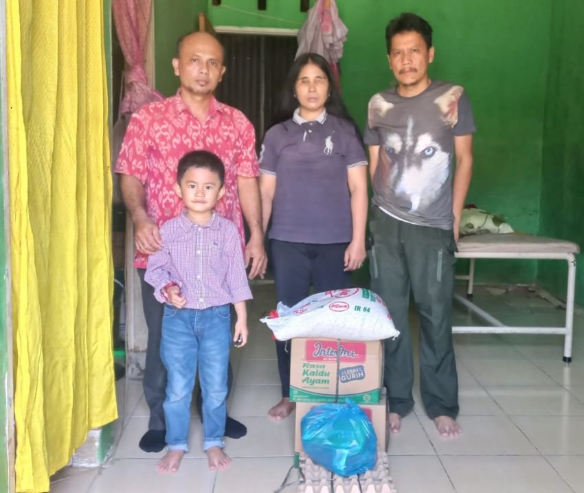 Asri Ludin Tambunan Beri Bantuan kepada Warga Penyandang Tuna Netra