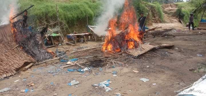 Polisi Bakar Gubuk Narkoba di Labura