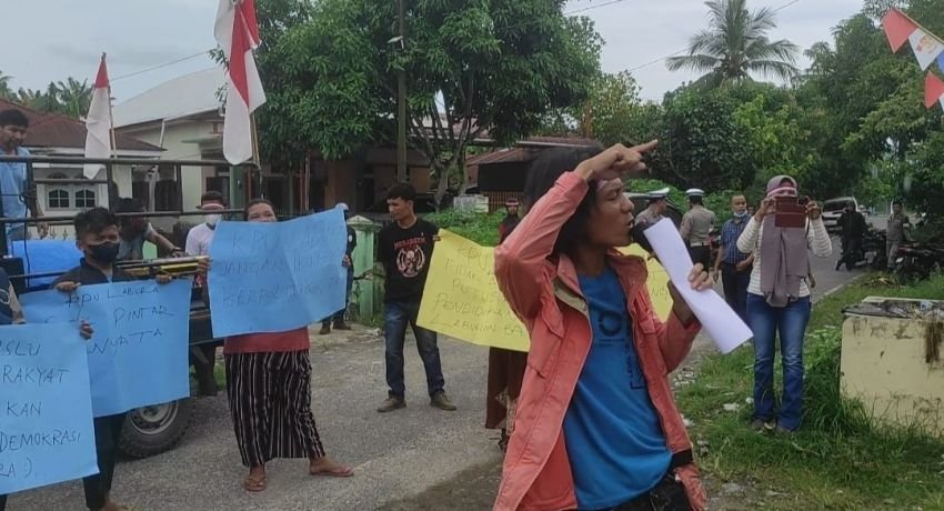 Massa Gerakan Masyarakat Peduli Demokrasi Unjuk Rasa di Bawaslu Labura