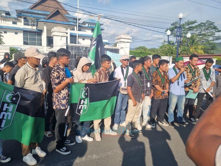 HMI Sibolga-Tapteng Gelar Aksi Protes di DPRD Terkait Rekomendasi Pemberhentian Sugeng Riyanta